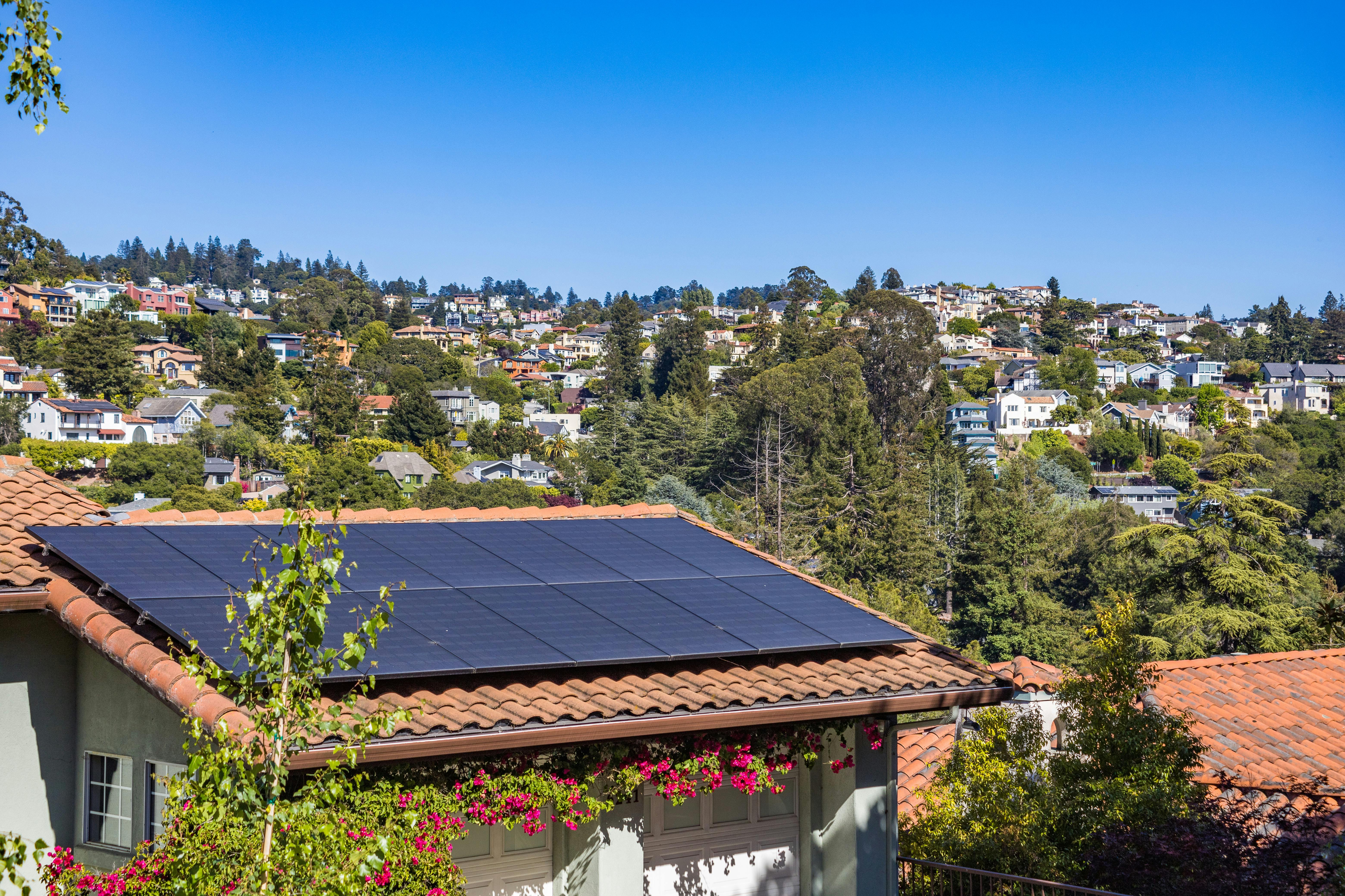 Casa con pannelli solari